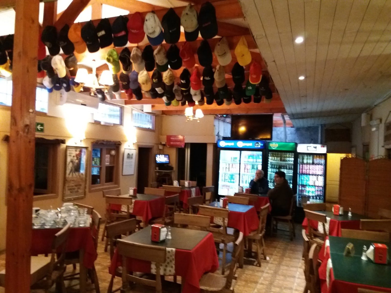 Comedor de El Tumbaito, con su techo cubierto de jockeys colgados